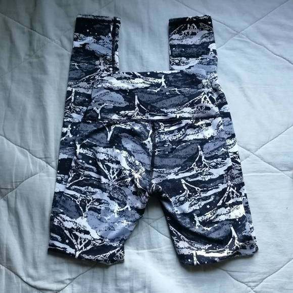 AERIE chill play move leggings black white tree of life camo print XXS - Picture 6 of 7